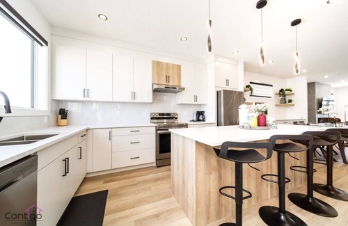 Jasper Place House | The Sherwood | AirCon | Near WEM & DT | Sleeps 10!