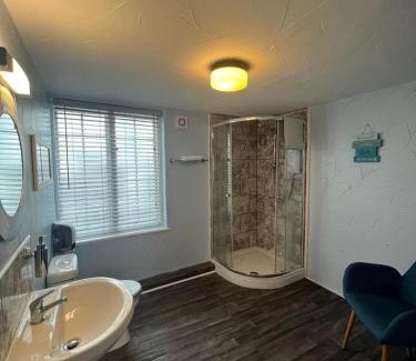 Hele Hotel | Cozy Stay at The Ship and Pilot Inn with Pet-Friendly Perks