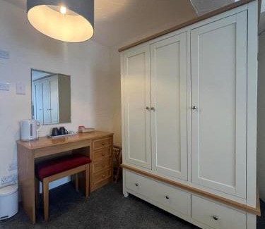 Hele Hotel | Cozy Stay at The Ship and Pilot Inn with Pet-Friendly Perks
