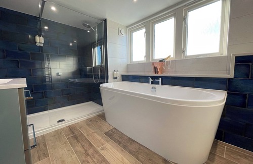 Gatehouse-of-Fleet Hotel | Experience The Ship Inn: 4-Star Getaway with Family-Friendly Amenities