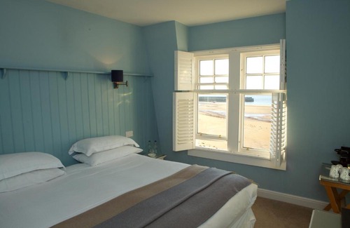 Pittenweem Hotel | Oceanfront Relaxation at The Ship Inn - Pet Friendly Retreat