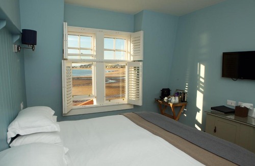 Pittenweem Hotel | Oceanfront Relaxation at The Ship Inn - Pet Friendly Retreat