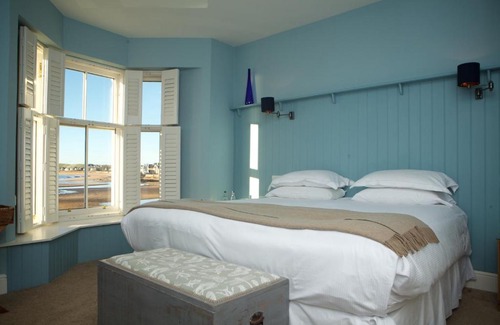 Pittenweem Hotel | Oceanfront Relaxation at The Ship Inn - Pet Friendly Retreat