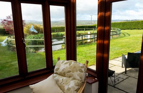 Launceston Cottage | Guest Rated 10/10 at The Shippon with Breakfast & Kitchen