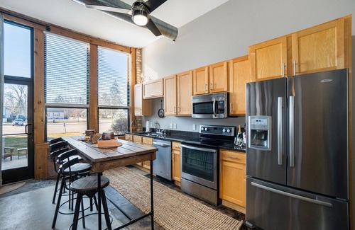 South Haven Condo | Experience The Shoreline Vibe: Downtown Loft with Spa & Pool