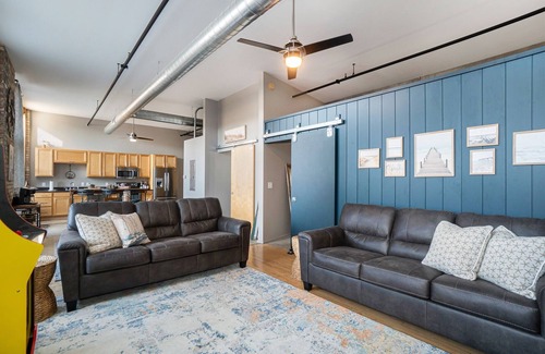 South Haven Condo | Experience The Shoreline Vibe: Downtown Loft with Spa & Pool