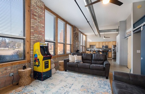 South Haven Condo | Experience The Shoreline Vibe: Downtown Loft with Spa & Pool