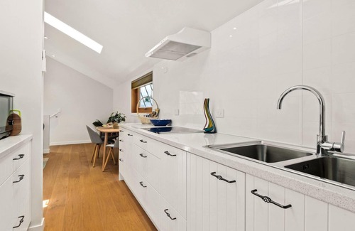 Lake Hayes Apartment | Discover The Sicilian Loft: Modern Stay Near Wineries
