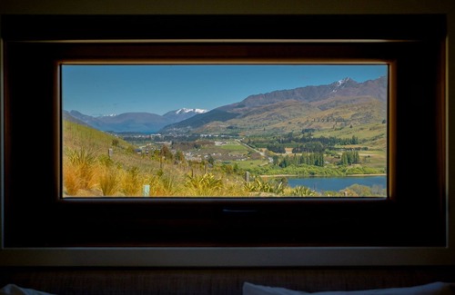 Lake Hayes Apartment | Discover The Sicilian Loft: Modern Stay Near Wineries
