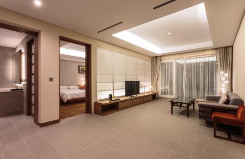 Daecheon-dong Hotel | Elegant Hotel Toscana: Oceanfront Bliss with Spa & Pool