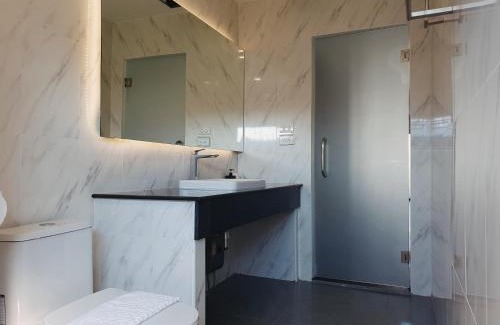 Old City Apartment | Family-Friendly Comfort at The Sila Suites - Intrawarorot