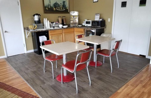 Marshfield Hotel | Pet-Friendly Retreat at The Simplicity Inn – 8/10 Rated