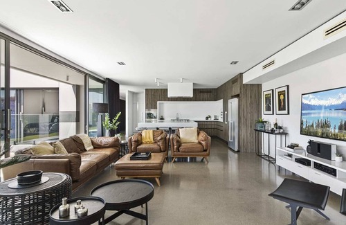Mulwala House | Relax at The Sinatra Holiday House - Ideal for 10 Guests!