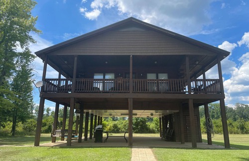 Aliceville House | The Sipbee Camphouse on the river. Relax and fish with family and friends.