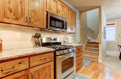 Sisters Apartment | Cozy 2-Story Home in Sisters, Oregon - Guest Rated 9.8