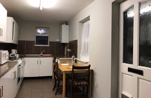 Sheffield House | Family-Friendly Stay at The Skipton Villa with Kitchen Access