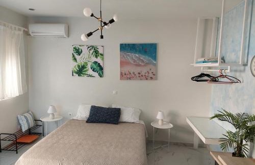 Petaloudes Apartment | Explore The Sky Yard Eclectic Studios - Guest Rated 9.5/10