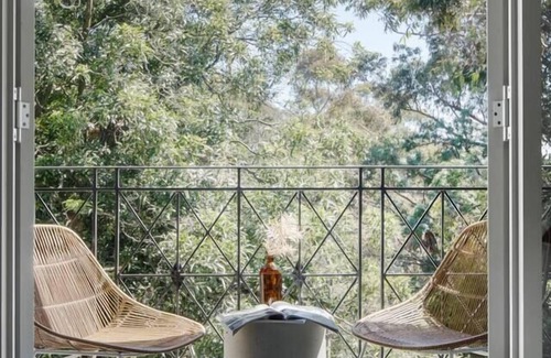 South Yarra Apartment | Discover The Skyforest: An Urban Oasis with Spa & Kitchen