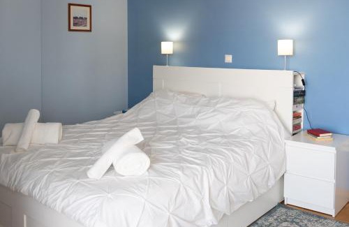 Nea Smirni Apartment | Discover The Skyward Flats: Pet-Friendly & Guest Rated 9.8