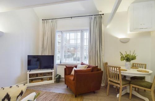 Chester House | Pet-Friendly Retreat at The Sleepers Cottage for 2-6 Guests