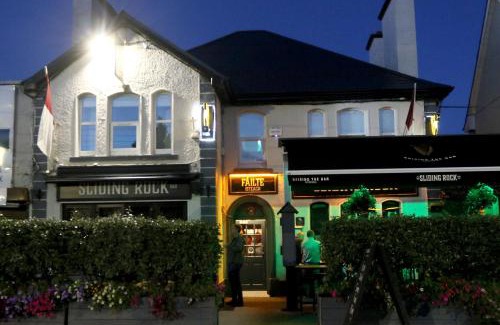 Roscoe Hotel | Discover Comfort at The Sliding Rock Inn with Breakfast