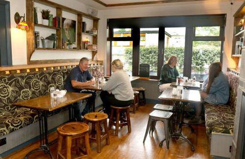 Roscoe Hotel | Discover Comfort at The Sliding Rock Inn with Breakfast