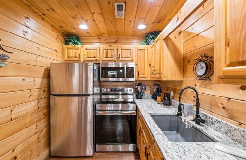 Pigeon Forge House | Pet-Friendly Getaway at The Sly Fox - 4-Star Excellence