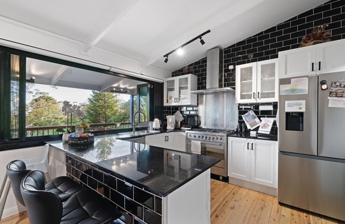Katoomba House | Smart Retreat: Voice-Controlled Getaway in Blue Mountain