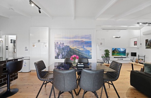 Katoomba House | Smart Retreat: Voice-Controlled Getaway in Blue Mountain