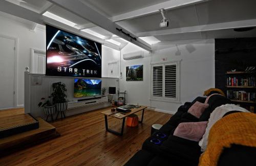 Katoomba House | Modern Smart Retreat: Voice-Controlled Spa & Cinema Haven