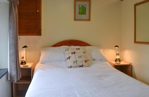 Mary Tavy House | Pet-Friendly Getaway at The Smithy for the Whole Family