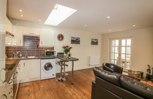 Blisland Cottage | Discover The Smithy: Pet-Friendly Haven with Open Fire
