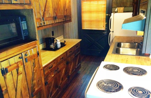 Monteagle Hotel | Cozy Retreat at The Smokehouse Lodge and Cabins