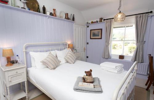 Osmington Mills Hotel | Discover The Smugglers Inn: Pet-Friendly and Family Fun