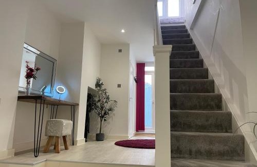 Royal Tunbridge Wells Apartment | Guest Favorite: The Snap Pad Boutique Apartment with Hot Tub