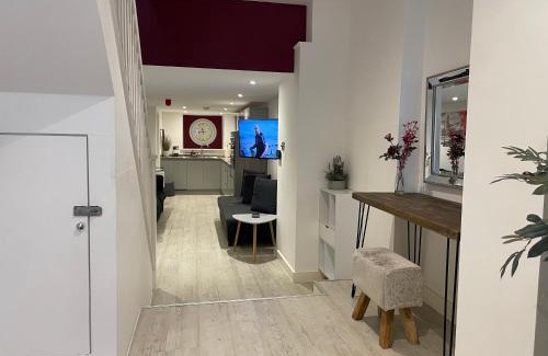 Royal Tunbridge Wells Apartment | Guest Favorite: The Snap Pad Boutique Apartment with Hot Tub