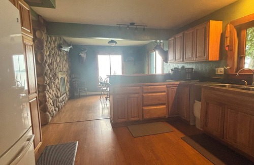 Drummond House | Experience The Sniderhaus: Sunset Views & Trails Await