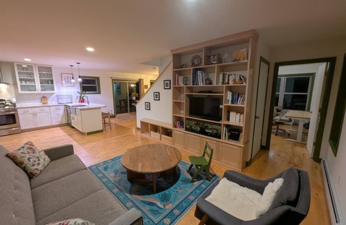 Richmond House | Pet-Friendly Retreat: The Snow Globe in Richmond, VT
