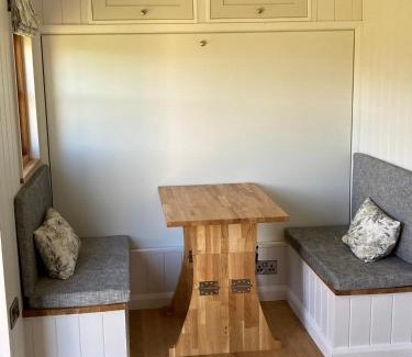 Oswestry Cabin | Cozy Stay at The Snug: Guest Rated 9.2/10