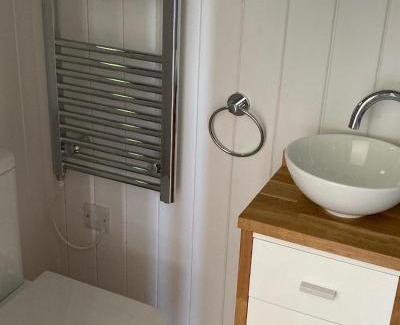 Oswestry Cabin | Cozy Stay at The Snug: Guest Rated 9.2/10