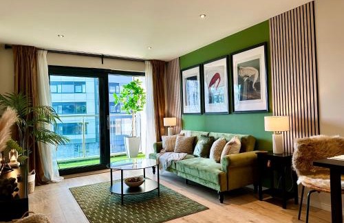 Barbican Apartment | Cozy Stay at The Snug At Pierson House - Guest Rated 9.8