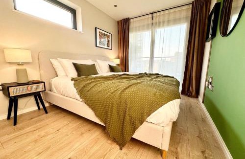 Barbican Apartment | Cozy Stay at The Snug At Pierson House - Guest Rated 9.8