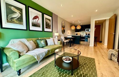 Barbican Apartment | Cozy Stay at The Snug At Pierson House - Guest Rated 9.8
