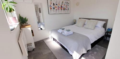 Etchinghill Apartment | The Snug - for Eurotunnel, North Downs Way & Golfing