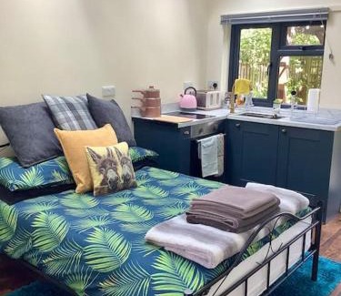 Leckhampton Ski Chalet | Cozy Getaway at The Snug in Cheltenham - Guest Rated 9.3