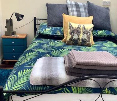 Leckhampton Ski Chalet | Cozy Getaway at The Snug in Cheltenham - Guest Rated 9.3