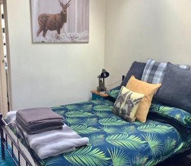 Leckhampton Ski Chalet | Cozy Getaway at The Snug in Cheltenham - Guest Rated 9.3