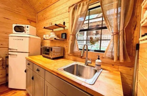 Mentone House | Discover The Snug Nest in Canopy Woods: Pet-Friendly Retreat