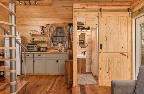Mentone House | Discover The Snug Nest in Canopy Woods: Pet-Friendly Retreat