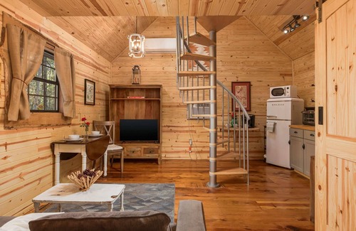 Mentone House | Discover The Snug Nest in Canopy Woods: Pet-Friendly Retreat